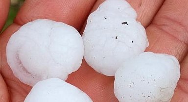 Siverek'te misket büyüklüğünde dolu yağdı