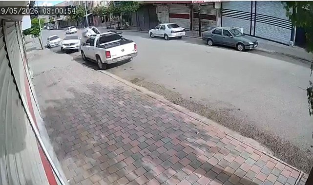 Siverek'te park halindeki araca çarpan otomobil yan yattı
