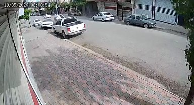 Siverek'te park halindeki araca çarpan otomobil yan yattı