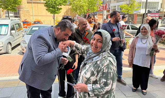Sokaklardaki annelere karanfil dağıttılar