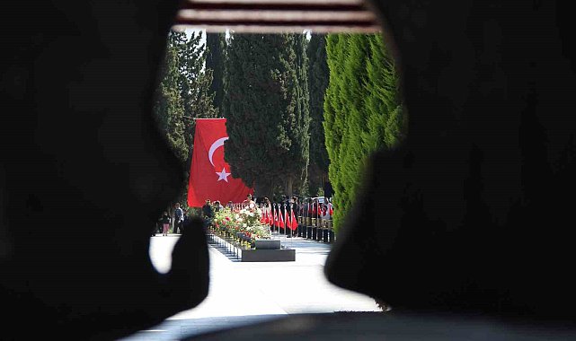 Soma maden şehitleri mezarları başında anıldı