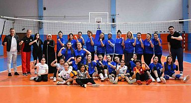 Sporcular ve anneleri aynı sahada buluştu