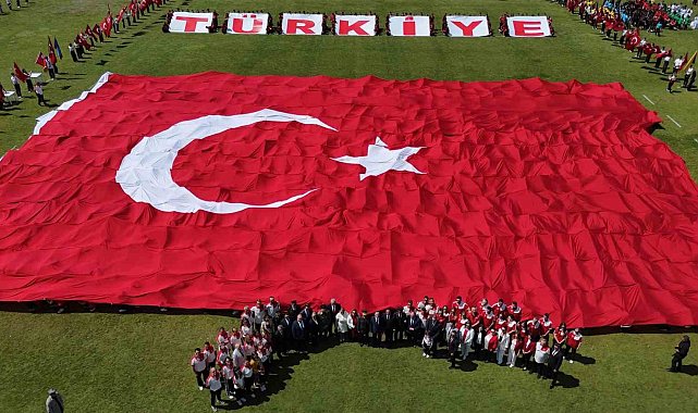 Stadyumda dev Türk bayrağı açıldı