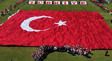 Stadyumda dev Türk bayrağı açıldı
