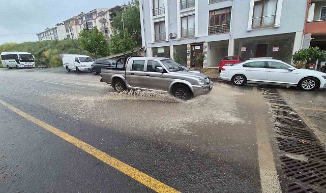 Süleymanpaşa'da şiddetli sağanak: Yollar dereye döndü
