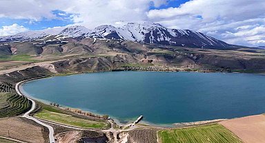 Süphan Dağı ve Aygır Gölü'nün bahar manzarası hayranlık uyandırıyor