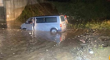 Suya gömülen araçta anne ve oğlu mahsur kaldı, ekipler seferber oldu