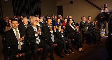 Tarihe tanıklık eden meclis binasında ilk perde 'Bu Da Geçer Ya Hu' adlı tiyatro oyunuyla açıldı
