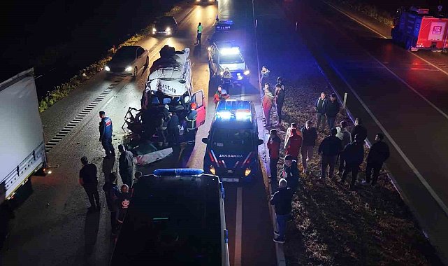 Tarım işçilerini taşıyan minibüs tıra çarptı: 12 yaralı