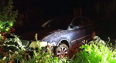 Tarlaya uçtuğu otomobilini bırakıp gitti
