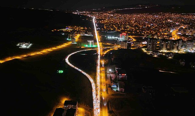 Tatilciler dönüş yolunda: 43 ilin geçiş noktasında kilometrelerce kuyruk