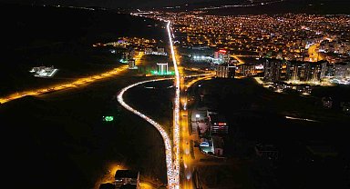 Tatilciler dönüş yolunda: 43 ilin geçiş noktasında kilometrelerce kuyruk