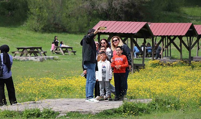 Tatilciler güzel havanın tadını Abant'ta çıkardı