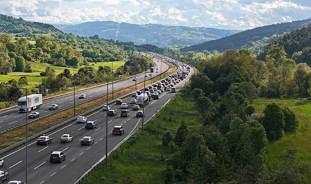 Tatilcilerin dönüş yolculuğu başladı: Bolu'da kilometrelerce araç kuyruğu