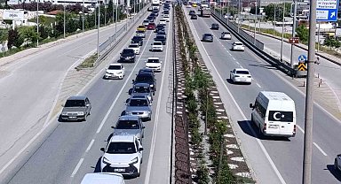 Tatilcilerin dönüş yoluna geçmesiyle Afyonkarahisar'da trafik yoğunluğu başladı