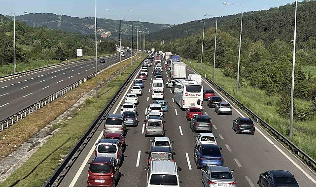 Tatilcilerin dönüşü sürüyor: Bolu geçişinde uzun araç kuyrukları