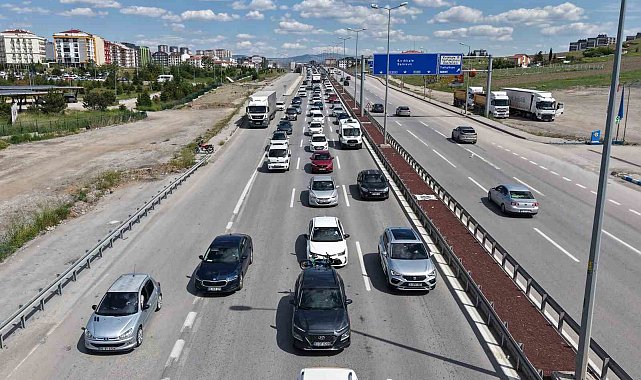 Tatilin son gününde dönüş yoğunluğu arttı: 43 ilin bağlantı noktası havadan görüntülendi
