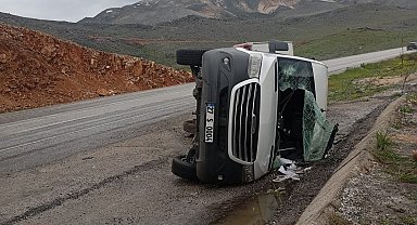 Taziyeye gidenleri taşıyan minibüs devrildi: 11 yaralı