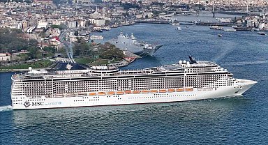TCG Anadolu turistlerin ilgi odağı oldu