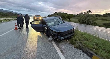 Tekeri kopan otomobil refüje çarptı: 1 yaralı