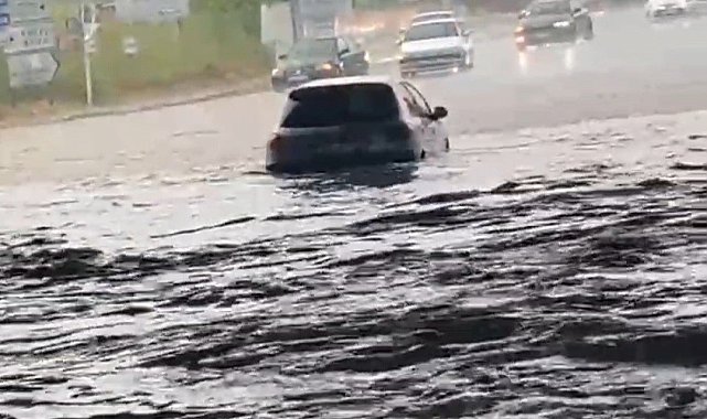 Tekirdağ'da 10 dakikalık sağanak hayatı felç etti