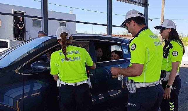 Tekirdağ'da bayram trafiğine sıkı denetim: Trafik ekiplerinden çikolata ve kolonya ikramı