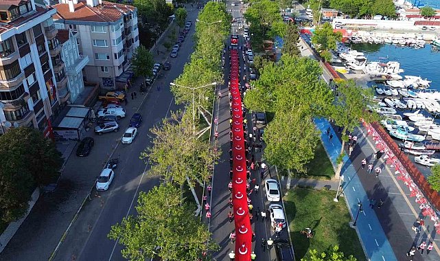 Tekirdağ'da dev bayrakla gençlik yürüyüşü