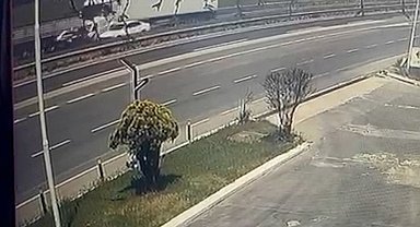 Tekirdağ'da feci kaza kamerada: İki tırın arasında kalan araçtan sağ çıktı