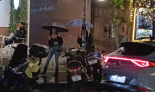 Tekirdağ'da gece saatlerinde sağanak yağış etkili oldu
