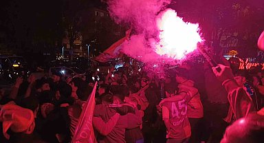 Tekirdağ'da sarı-kırmızılı şampiyonluk coşkusu gece yarılarına kadar sürdü