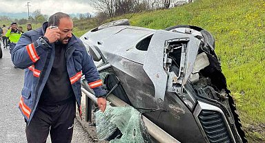 TEM Otoyolu'nda kontrolden çıkan otomobil bariyerlere çarptı: 1 ağır yaralı