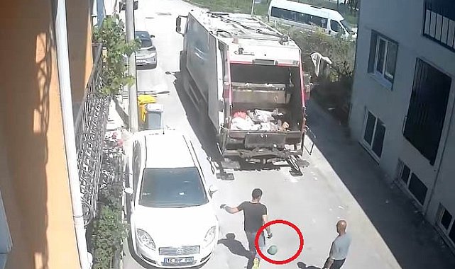 Temizlik işçilerinin topla eğlendiği anlar kamerada