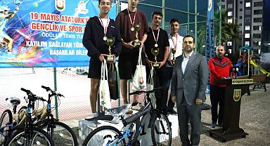 Tenis şampiyonları ödüllerini aldı