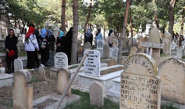 Terzibaba Mezarlığı'nda arife günü yoğunluğu