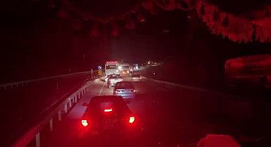 Tır devrildi, yol 3 saat ulaşıma kapandı