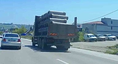 Tır üzerinde önlem alınmadan taşınan beton borular tehlike oluşturdu
