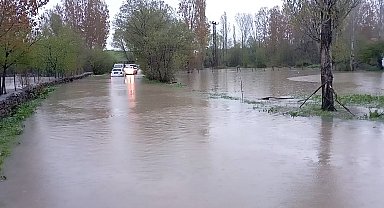 Tokat'ta Çekerek Irmağı taştı, yollar ve tarlalar sular altında kaldı