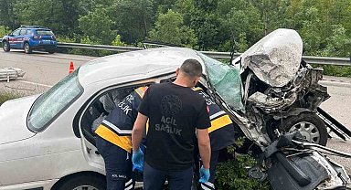 Tokat'ta kazada hurdaya dönen otomobildeki 5 kişi yaralandı