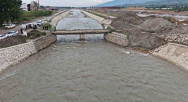 Tokat'ta taşkın riskine karşı bir köprü daha yıkılıyor
