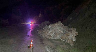 Tokat'ta yamaçtan kopan kaya parçaları yola savruldu