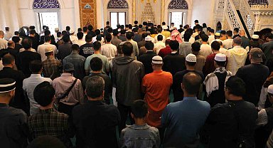 Tokyo Camii'nde bayram namazı yoğun katılım nedeniyle 3 kez kılındı