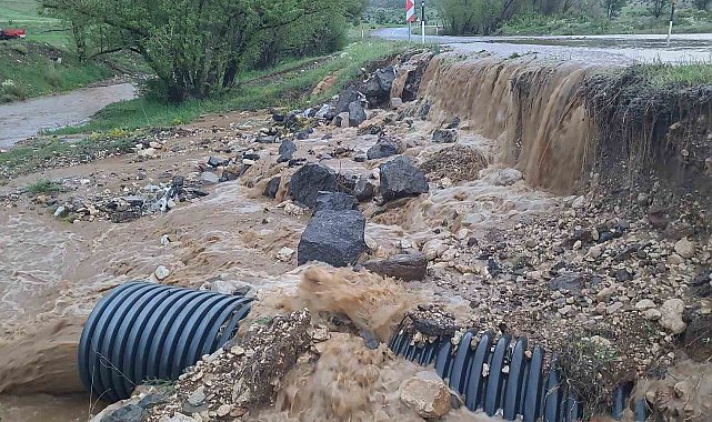 Tomarza'da sağanak etkili oldu, ana yol sular altında kaldı