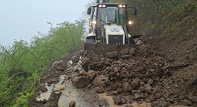 Trabzon'da heyelan sonrası 4 yol açıldı