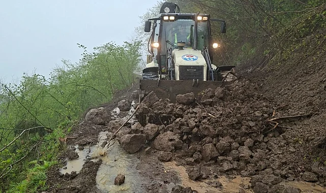 Trabzon'da heyelan sonrası 4 yol açıldı