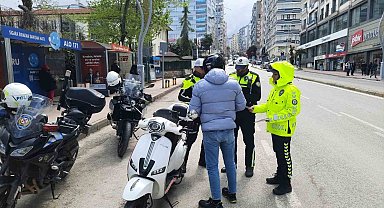 Trafik bilinci için lise önünde farkındalık etkinliği