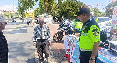 Trafik Haftası etkinliklerinde kurallara uyan 3 sürücüye plaket verildi