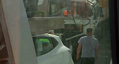Trafik ışıklarında duramayan tır, otomobil yüklü tıra çarptı: 1 yaralı