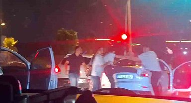 Trafikte yaşanan tekmeli, yumruklu kavgayı ayırmaya çalışan kadının zor anları kamerada