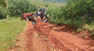 Traktörün devrildiği kazada biri çocuk 2 kişi hayatını kaybetti