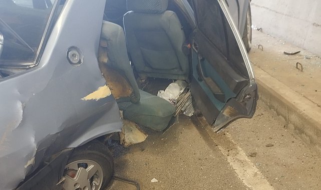 Tünelde duvara çarpan Tofaş hurdaya döndü: 3 yaralı
